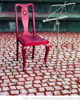 Roter Stuhl mit Notenstnder