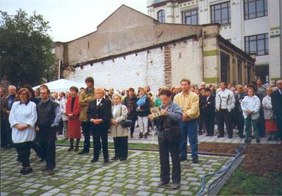 Erffnung der Alten Schmiede (1995). Viele Menschen vor altem Bau.