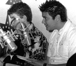 Bruno und Valon mit Mikrofonen und Manuskript