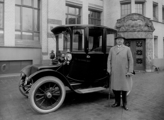 Emil Jagenberg mit Auto vor Salzmannbau-Portal