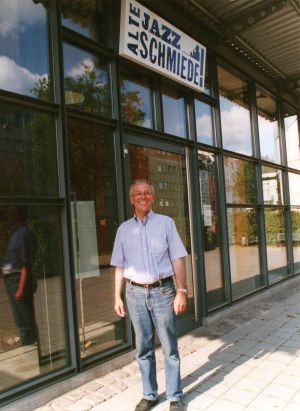 Kurt Friese vor der Alten Schmiede