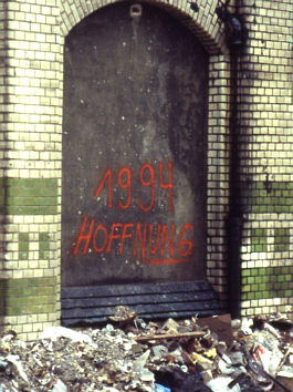 Schuttberg unter knallrotem sgrafitto "1994 Hoffnung"