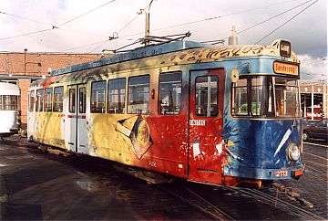 Farbenfroh bemalte Straßenbahn